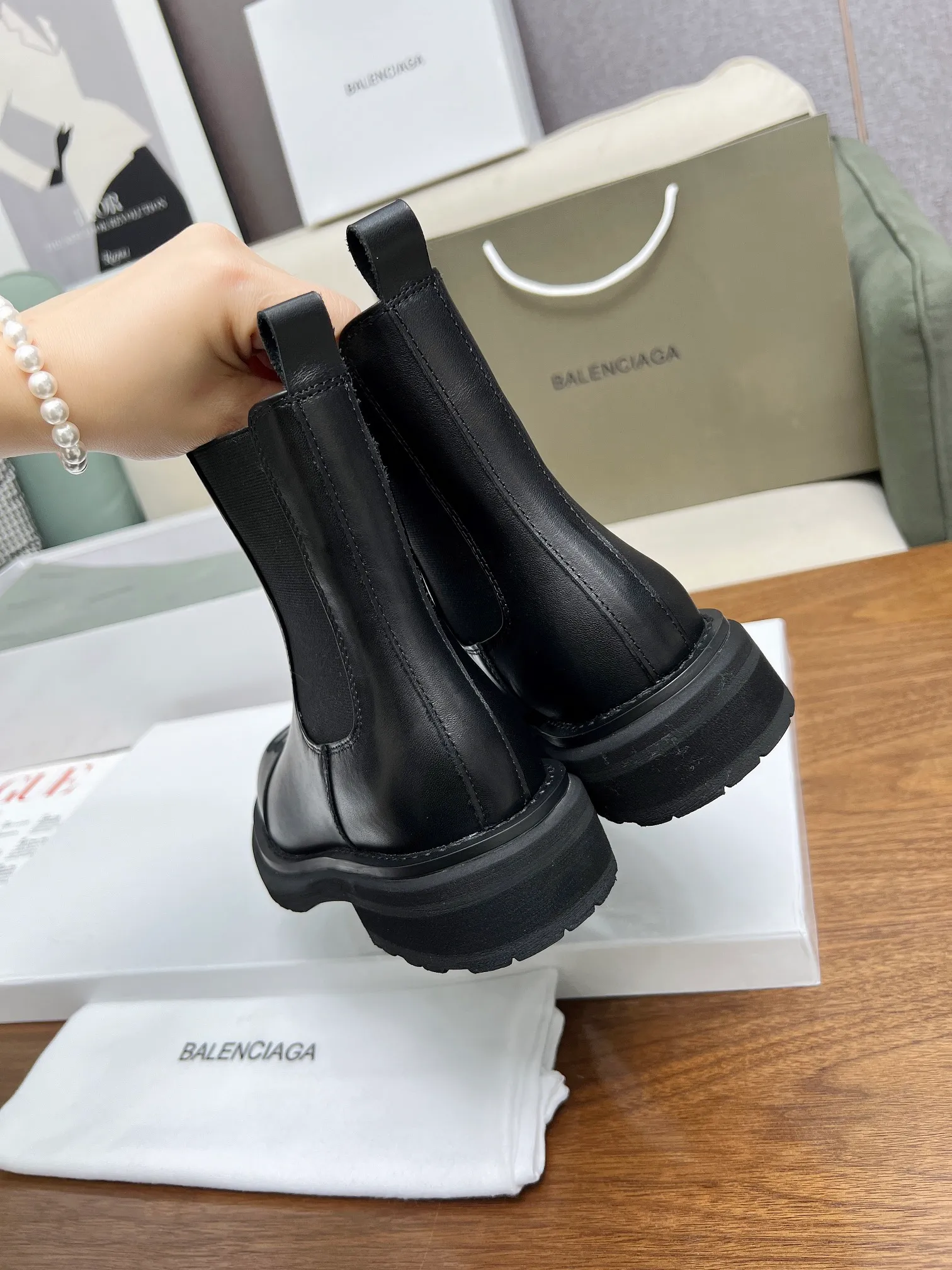👟👟Ex-factory price 560👟👟 🍓 2024 Autumn and Winter BALENCIAGA/Balenciaga Popular Recommendation [Proud] This shoe is very 🔥popular this year, independent style➕impeccable detail workmanship everywhere. 🆚Fabric: First-layer cowhide. Inner sheepskin size 35-40, 41 can be customized.